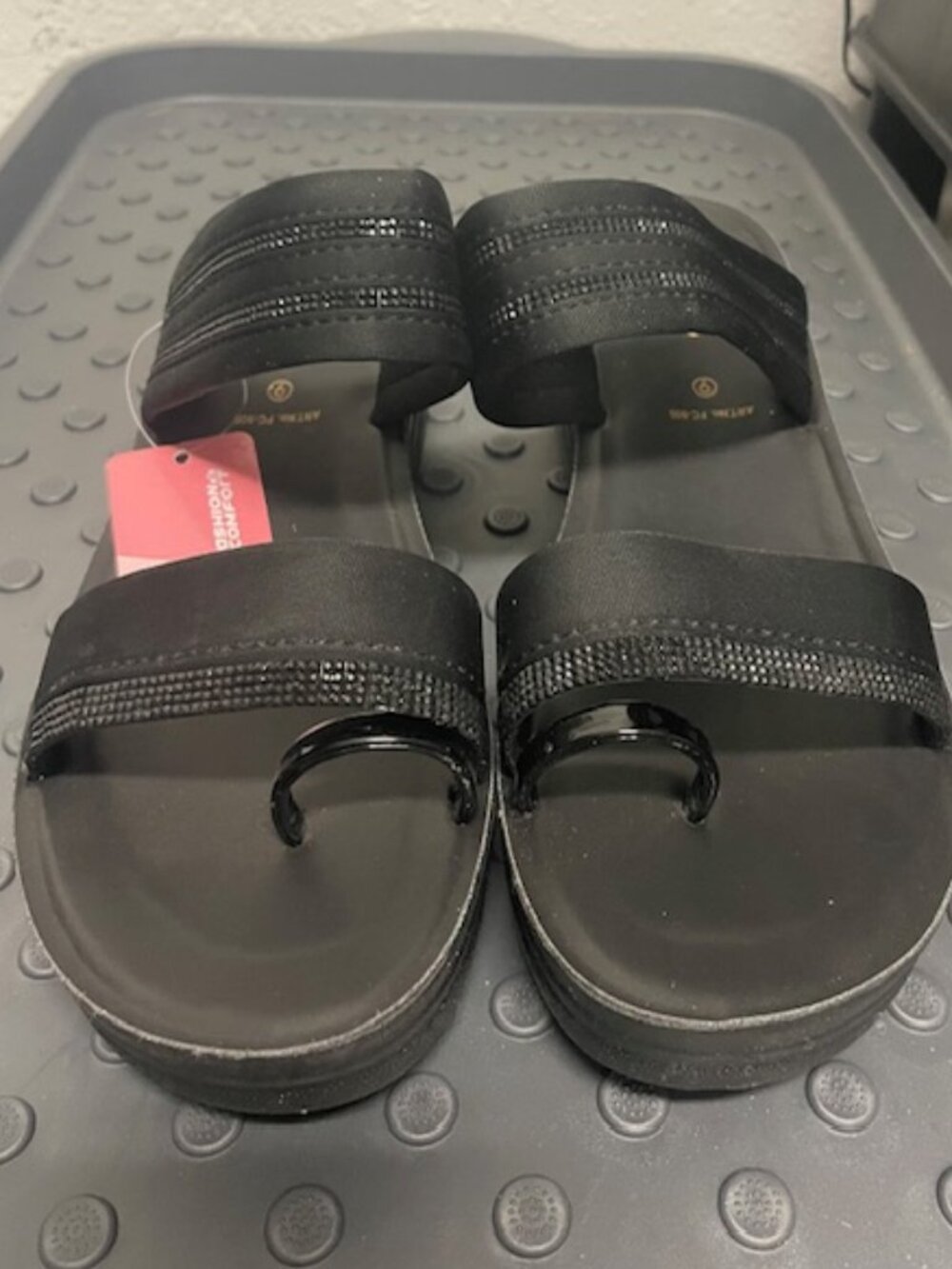 Wedge sandal -Dual-strap slide with a secure, stylish toe-loop - Picture 2 of 7
